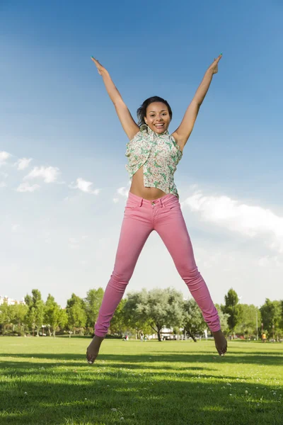 Mooie Afrikaanse Amerikaanse vrouw springen — Stockfoto