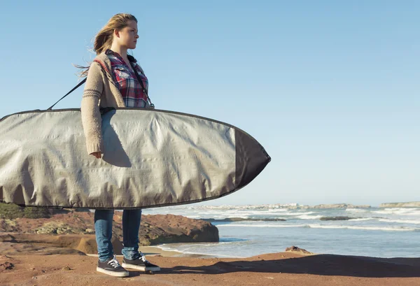 サーフボードの十代の少女 — ストック写真