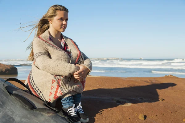 Tonåriga surfaren flicka på stranden — Stockfoto