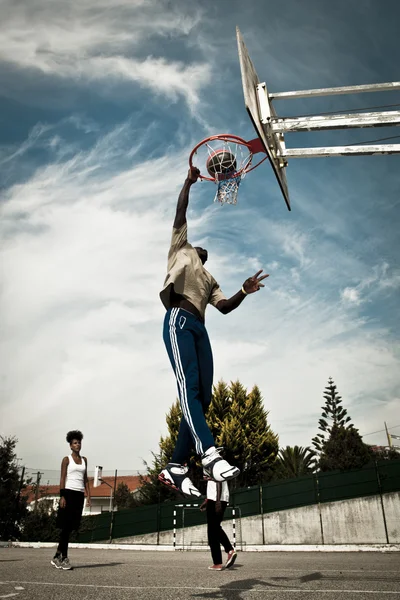 Jouer au basket-ball — Photo