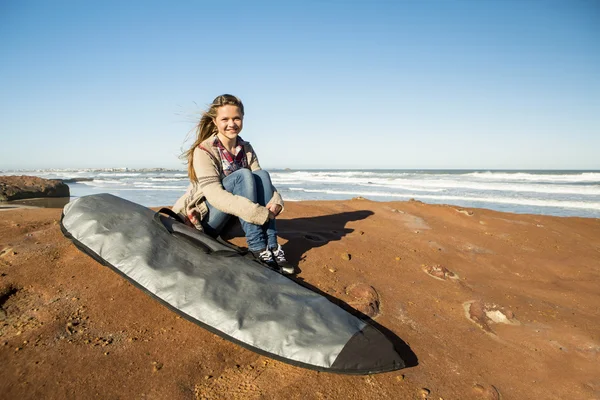 Teenage surfer girl on beach — Stock Photo, Image