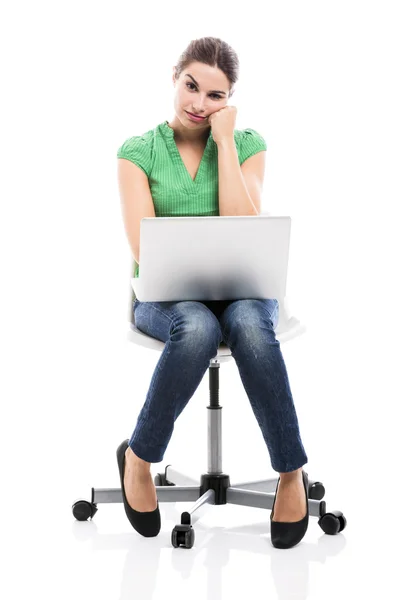 Bir dizüstü bilgisayar ile kız öğrenci — Stok fotoğraf