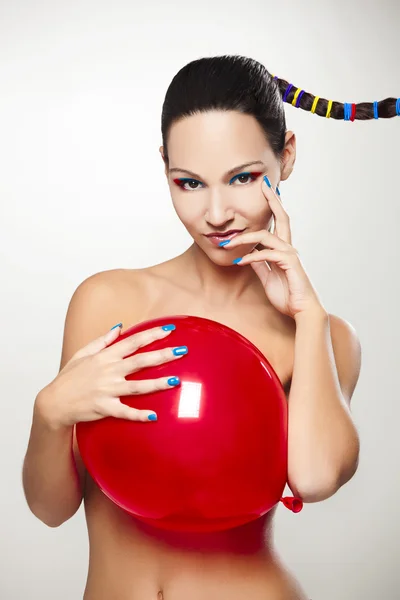 Donna di moda con un palloncino rosso — Foto Stock