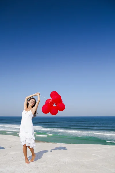 Vacker flicka anläggning röda ballongerkrásná dívka hospodářství červené baňkách — Stockfoto