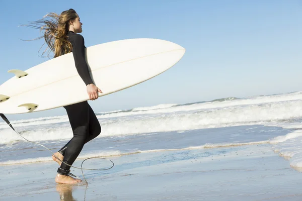 Nastoletnie dziewczyny surfer działa — Zdjęcie stockowe