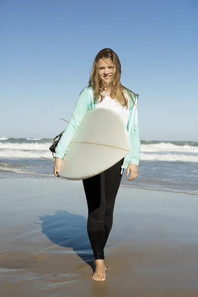 Tenage chica caminando en la playa —  Fotos de Stock