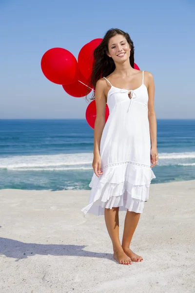 Hermosa chica sosteniendo globos rojos — Foto de Stock