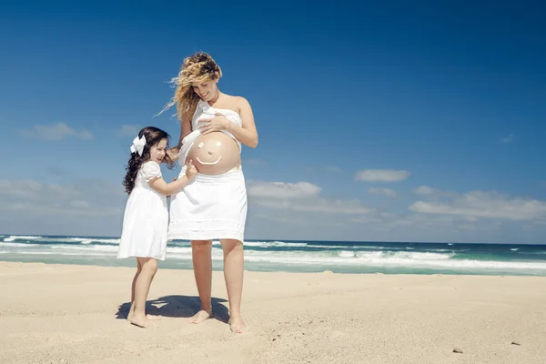 Haciendo una sonrisa en el vientre de mamá — Foto de Stock