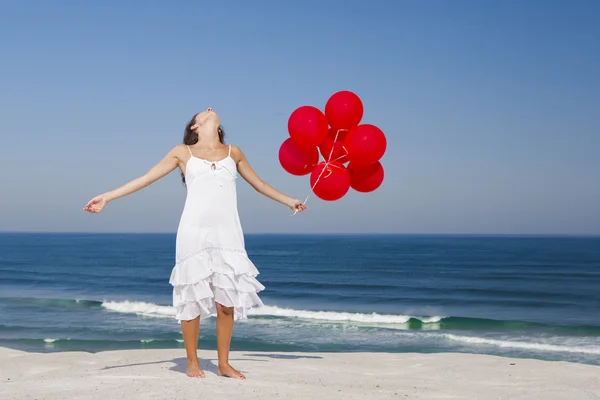 Hermosa chica sosteniendo globos rojos —  Fotos de Stock