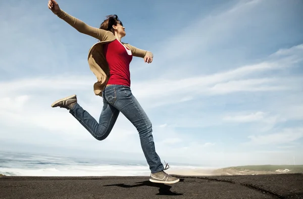 Jumping woman — Stockfoto