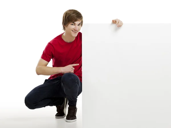 Homem segurando um papelão — Fotografia de Stock