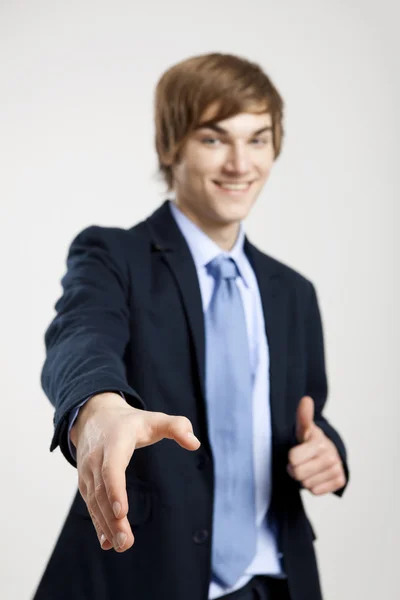 Empresário dando um aperto de mão — Fotografia de Stock