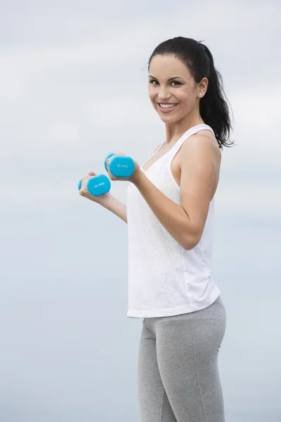 Woman doing exercises with weights — Stock Photo, Image