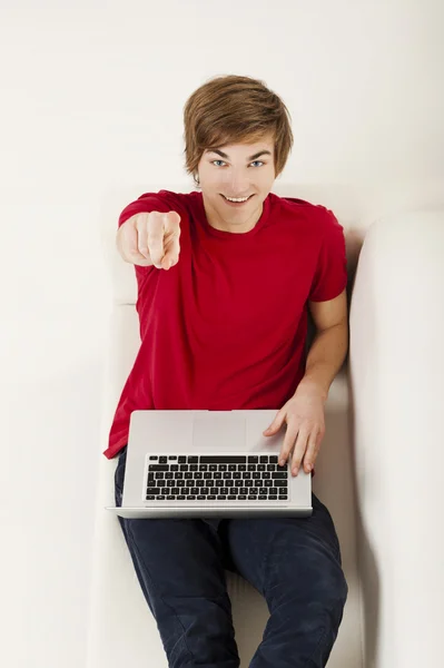 A fiatalember egy laptop — Stock Fotó