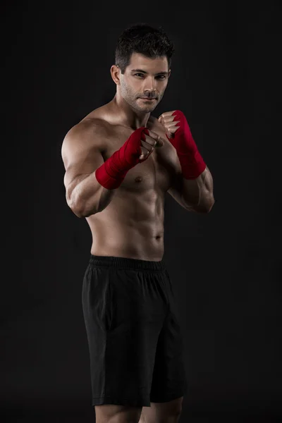 Hombre practicando el combate corporal — Foto de Stock