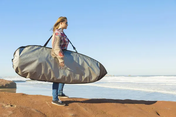 Tonårsflicka anländer till stranden — Stockfoto