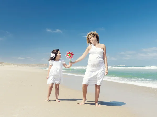 Mãe e filha segurando um moinho de vento — Fotografia de Stock