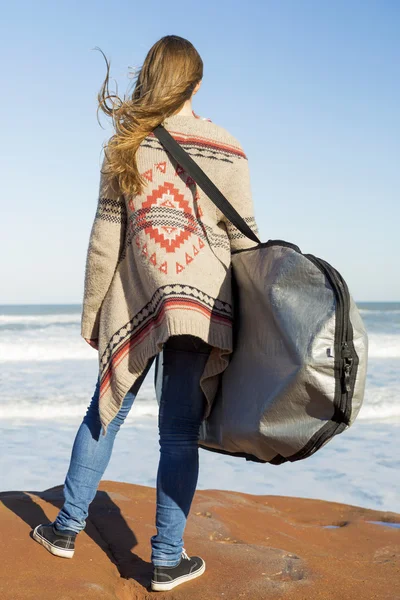 Adolescente llegar a la playa — Foto de Stock