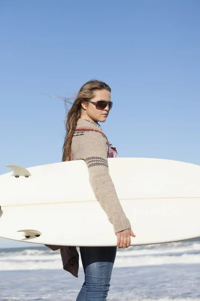 Tenage flicka med surfbräda — Stockfoto