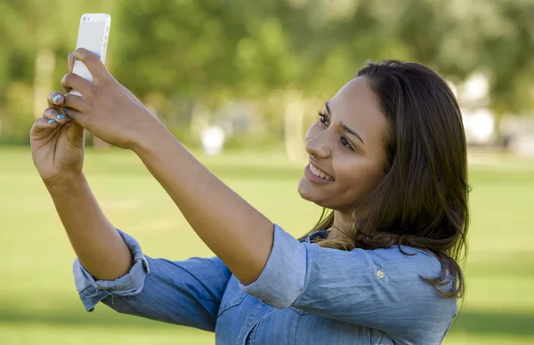 Schöne Frau beim Fotografieren — Stockfoto