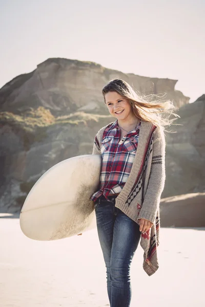 Tenage girl with surfboard — Stock Photo, Image