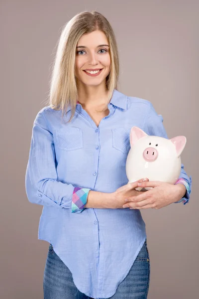 Mulher bonita segurando um banco porquinho — Fotografia de Stock