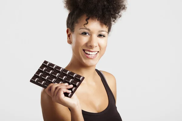 Femme avec une barre de chocolat — Photo