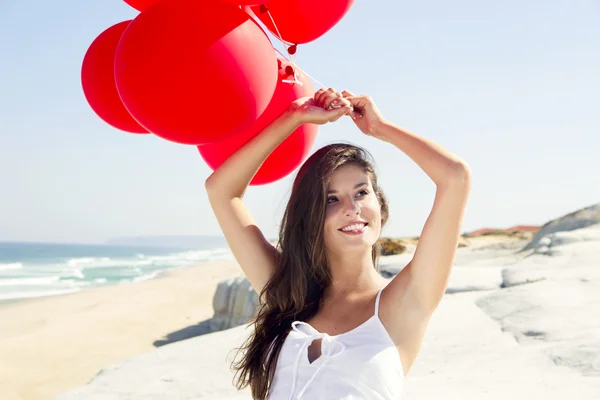 Meisje met rode ballons — Stockfoto