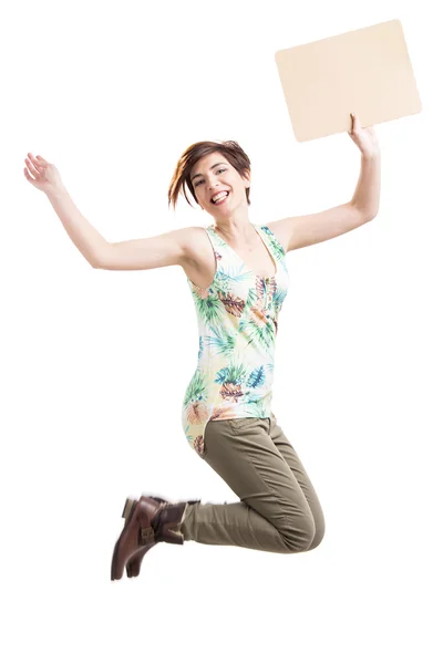 Красива жінка стрибає і тримає картон — стокове фото