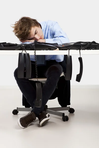 Homme fatigué dans le bureau — Photo