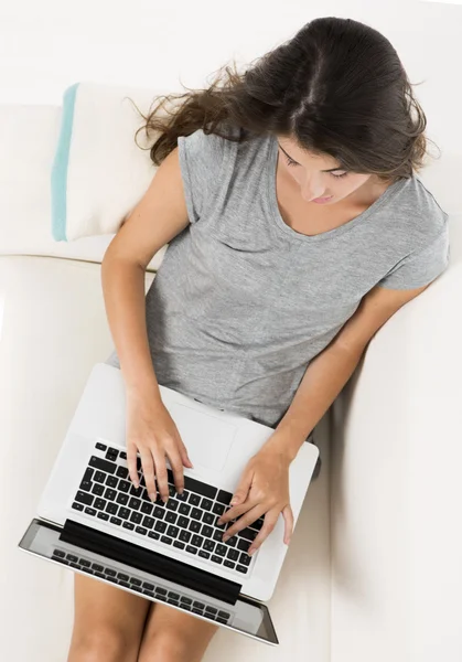 Werken met een laptop thuis — Stockfoto