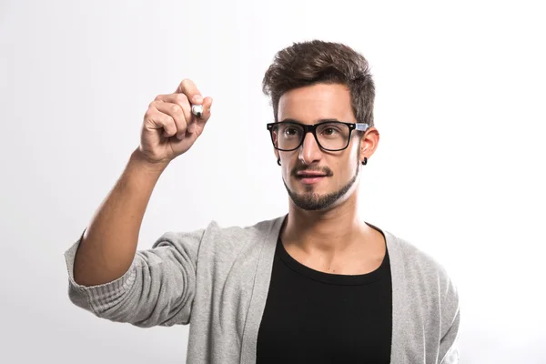 Jeune homme écrivant sur un verre — Photo