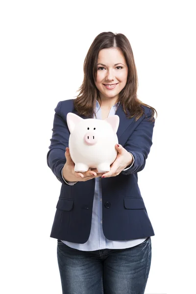 Mulher de negócios mostrando um banco porquinho — Fotografia de Stock