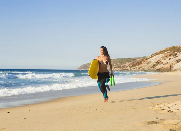 Dziewczyna z jej bodyboard — Zdjęcie stockowe