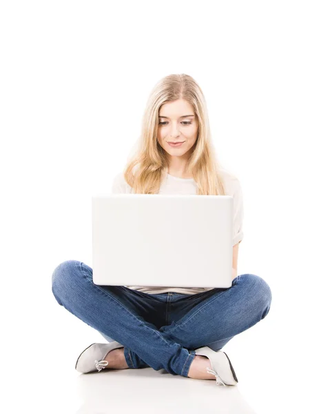 Frau arbeitet am Laptop — Stockfoto