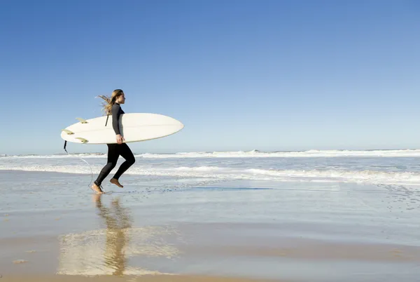 Teenage surfer girl running — Stock Photo, Image