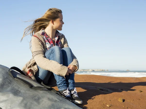 Teenage surfer meisje op strand — Stockfoto