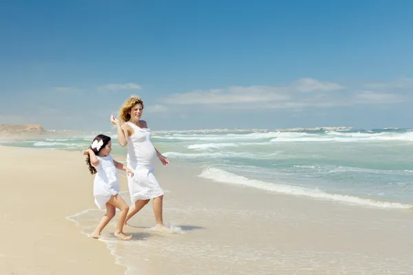 Modher y su hija lanzando piedras — Foto de Stock