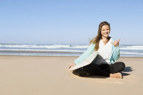 Chica en la playa con tabla de surf — Foto de Stock