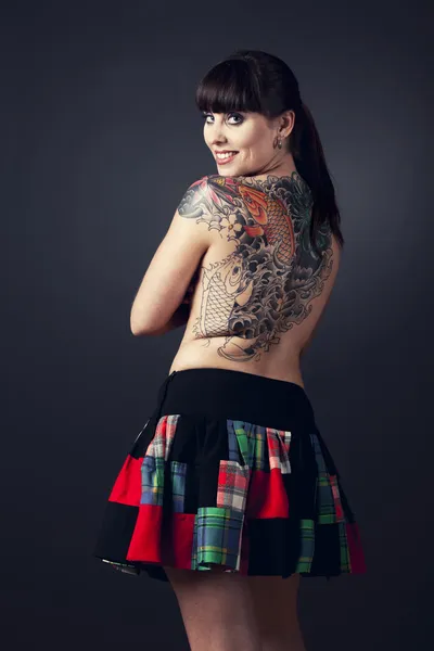 Donna con tatuaggi — Foto Stock