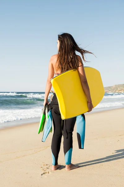 Dívka s její bodyboard — Stock fotografie