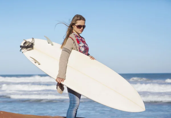 Tenage meisje met surfboard — Stockfoto