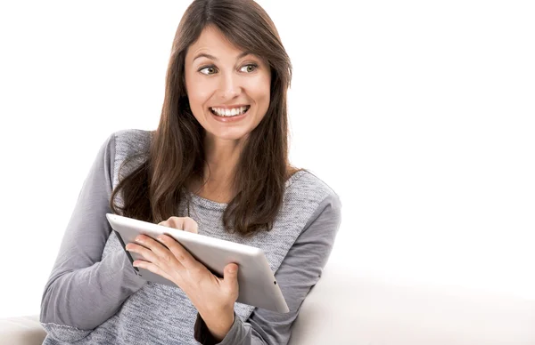 Donna che lavora con un tablet — Foto Stock