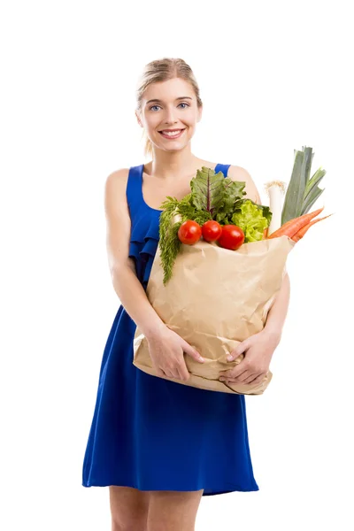 Schöne Frau, die Gemüse trägt — Stockfoto