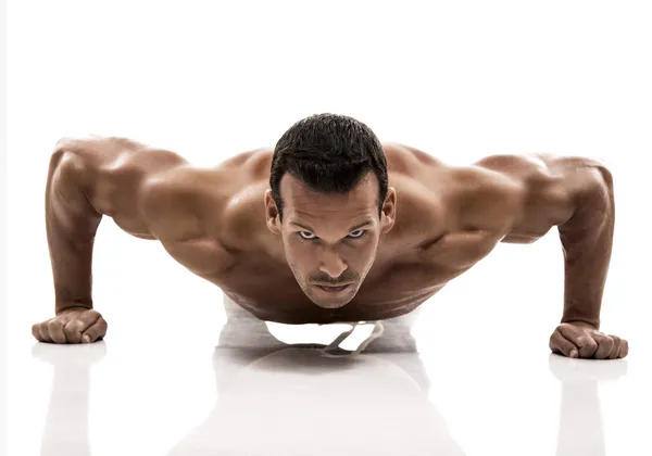 Muscle man dmaking push-ups — Stockfoto