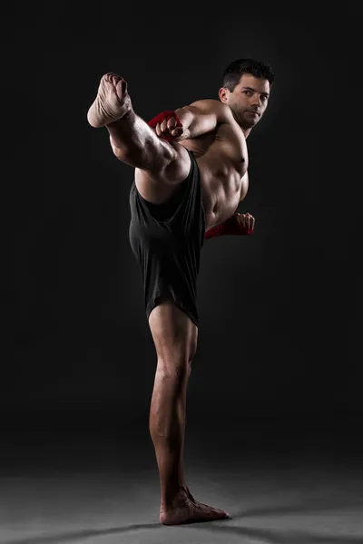 Hombre practicando el combate corporal — Foto de Stock