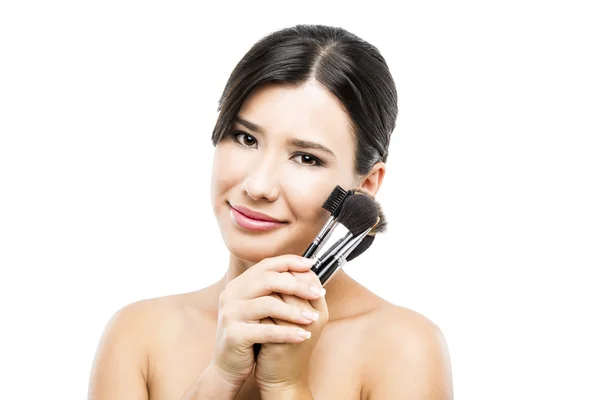 Mooie Aziatische vrouw met make-up borstels — Stockfoto