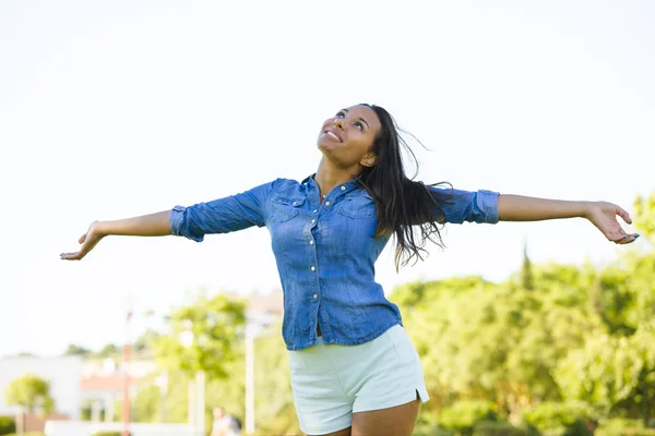 Hermosa mujer afroamericana — Foto de Stock