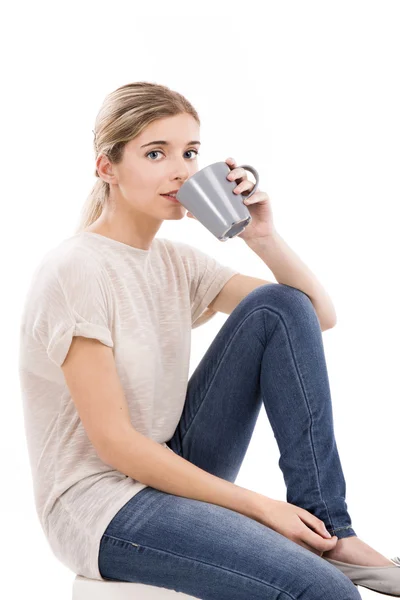 Hermosa mujer bebiendo café — Foto de Stock