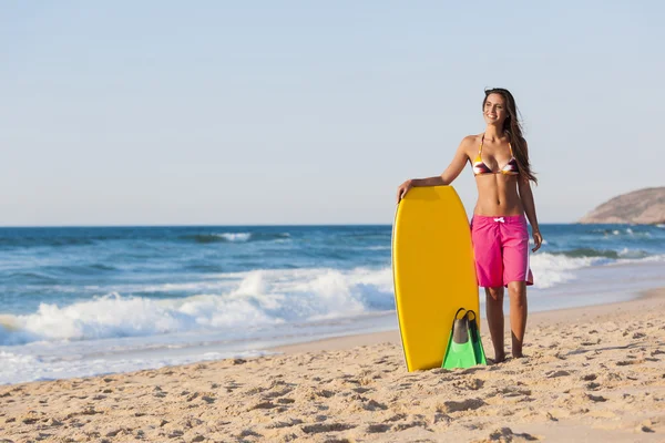 Onun bodyboard kızla — Stok fotoğraf